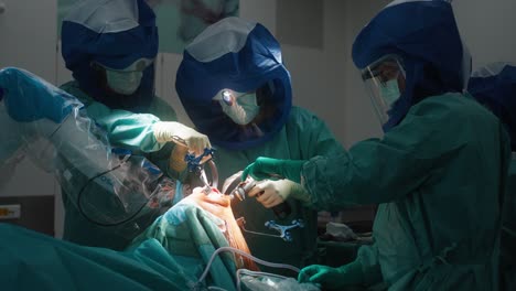 Médicos-Durante-La-Cirugía-De-Rodilla-En-El-Hospital