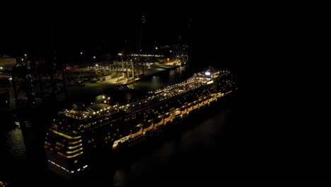 Kreuzfahrtschiff-MSC-Musica-Verlässt-Den-Hafen-Von-Montevideo-Nachts,-Unterstützt-Von-Schleppern