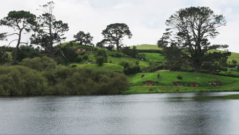 Scenic-perspective-of-the-Hobbiton-Movie-Set-with-the-lake-in-the-foreground