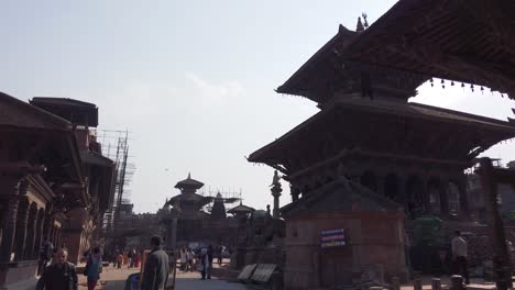 Aufnahme-Im-Patan-Tempel-An-Einem-Sonnigen-Tag,-Einheimische-Und-Ausländer,-Die-Durch-Kathmandu,-Nepal,-Spazieren