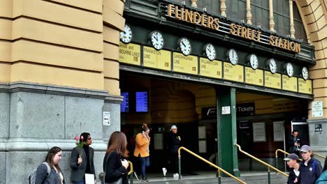 The-Flinders-Street-railway-station-main-building,-completed-in-1909,-is-a-cultural-icon-of-Melbourne-and-its-most-recognizable-landmark