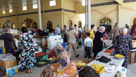 People-on-Traditional-Central-Bazaar-in-Bukhara,-Uzbekistan,-Selling-Fruits,-Vegetables,-Spices