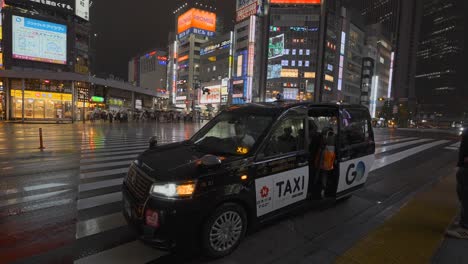 Hombre-Saliendo-De-Un-Taxi-En-Tokio,-Japón
