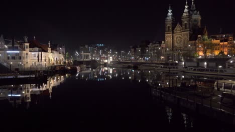 Nighttime-scene-of-Amsterdam-Centraal