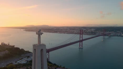 Lissabonner-Christusstatue-Mit-25-De-Mayo-Brücke-Auf-Der-Rückseite