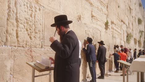 Los-Hombres-Están-Orando-Cerca-Del-Muro-De-Las-Lamentaciones,-Jerusalén,-Israel