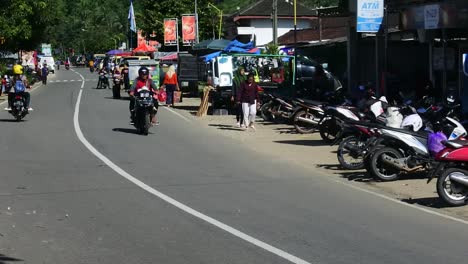 Escena-De-Tráfico-En-Una-Carretera-En-La-Zona-Rural-De-Pacitan,-Java-Oriental,-Indonesia