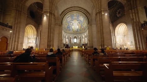 Iglesia-De-Montmartre-En-El-Interior,-Moviéndose-Hacia-El-Altar,-Cámara-Lenta,-Toma-Cinematográfica-De-Establecimiento.