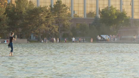 Menschen,-Die-In-Brunnen-Im-Zentrum-Von-Taschkent-Auf-Dem-Unabhängigkeitsplatz-Spazieren
