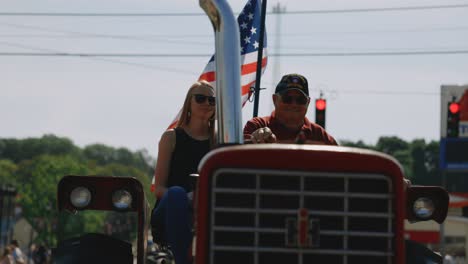 Viejo-Tractor-Desfile-Del-4-De-Julio-Veterano-Del-Día-Conmemorativo-De-La-Bandera-Americana