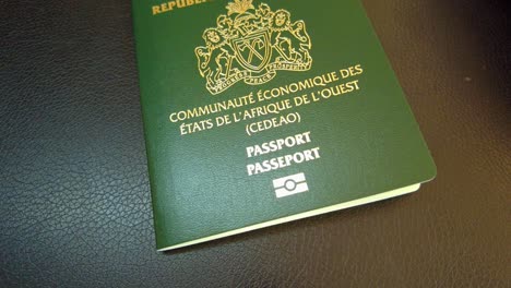 Pasaporte-Biométrico-De-La-República-De-Gambia:-Panorámica-De-Abajo-Hacia-Arriba