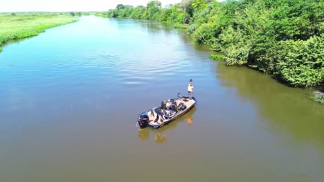 Ein-Kleines-Boot-Mit-Fischern-Auf-Den-Gewässern-Des-Pantanal-In-Brasilien