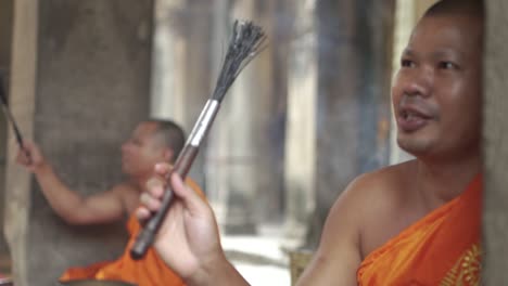 1-Ein-Buddhistischer-Mönch,-Der-In-Angkor-Wat---Siem-Reap,-Kambodscha-Eine-Rituelle-Segenszeremonie-Durchführt