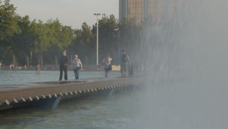 Gente-Tomando-Selfie-En-Una-Fuente-En-La-Plaza-De-La-Independencia-En-Taskent,-Capital-De-Uzbekistán