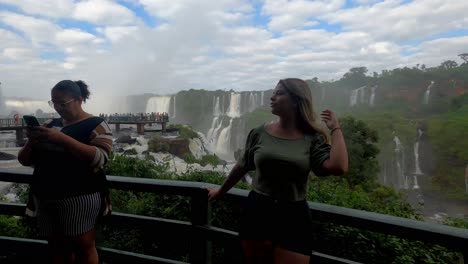 Touristen-Genießen-Den-Wasserfall-Des-UNESCO-Nationalparks-Iguazu-In-Brasilien,-Während-Sie-Ein-Selfie-Machen
