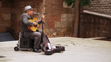 Músico-Callejero-Tocando-La-Guitarra-En-El-Barrio-Gótico-De-Las-Calles-De-Barcelona,-España