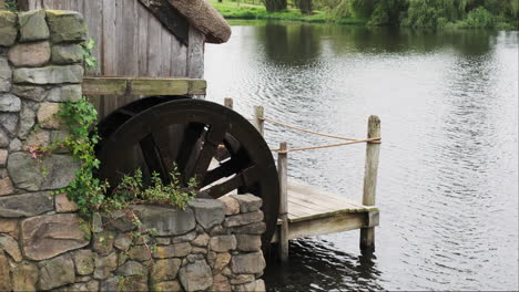 Charmantes-Wassermühlenrad,-Das-Sich-Am-Hobbiton-Filmset-Dreht