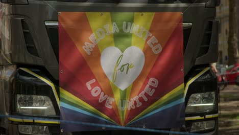 LKW-Während-Der-Antwerpener-Pride-Parade-2023-In-Belgien-Mit-Einer-Großen-Regenbogenfarbenen-Flagge-Auf-Der-Vorderseite