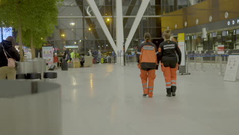 Rettungssanitäter-Sahen,-Wie-Sie-Durch-Das-Danziger-Flughafenterminal-Gingen
