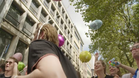 Die-Kamera-Bewegt-Sich-Von-Links-Nach-Rechts-Und-Zeigt-Viele-Menschen,-Die-Während-Der-Antwerpener-Pride-Parade-2023-In-Belgien-Tanzen-Und-Spaß-Haben