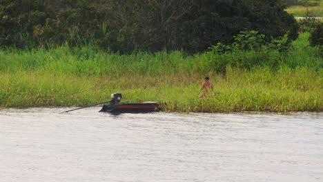Indigene-Stammesvölker-Des-Amazonas,-Die-Auf-Dem-Wasser-Im-Regenwald-Segeln