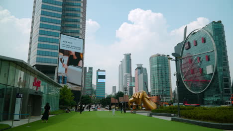Escultura-De-Estilo-Gangnam-Frente-Al-Centro-Comercial-Starfield-Coex-En-El-Distrito-De-Gangnam-De-Seúl,-Corea-Del-Sur