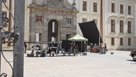 Un-Escenario-De-Película-Dispuesto-En-El-Patio-Del-Castillo-De-Praga,-República-Checa.
