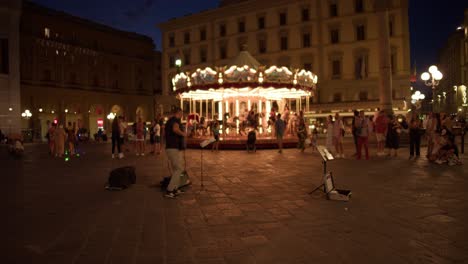 Merry-Go-Round-Carousel-and-Street-Performer-in-Florence,-Italy-Downtown-Piazza-della-Repubblica-Active-with-People
