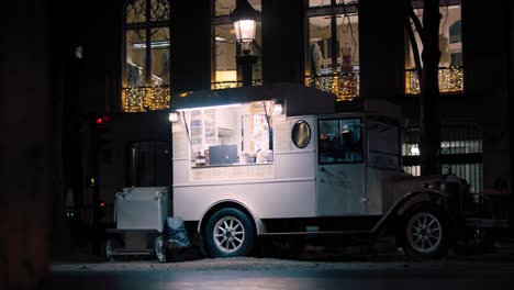 Vintage-Food-Truck-Geparkt-Und-Bereit,-Kunden-Zu-Bedienen,-Nachts
