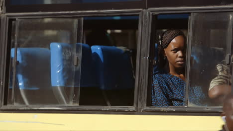 Mujer-Keniana-Mirando-Por-La-Ventana-Del-Autobús.
