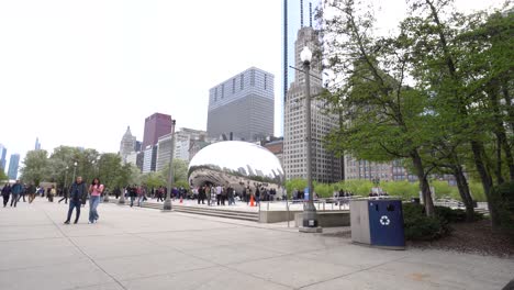 Cloud-Gate-in-Chicago-during-summer