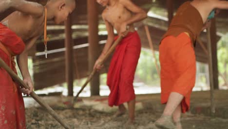 3-Jóvenes-Monjes-Budistas-Trabajando-Y-Construyendo-Un-Monasterio-En-Angkor-Wat---Siem-Reap,-Camboya
