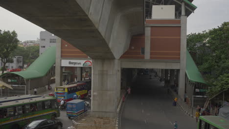 Eine-Belebte-Straße-Der-Stadt-Dhaka-Im-Mirpur-10-Kreis-–-Stau-In-Der-Stadt-Dhaka-–-4K-Videos-In-Hoher-Qualität