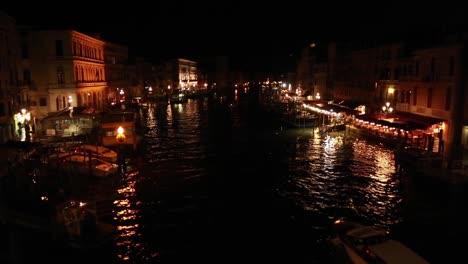 Night-ambient-at-the-Venetian-Grand-Canal-in-Venice,-Italy
