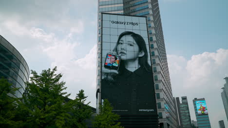 Große-LED-Werbetafel-Vor-Dem-Coex-Tower-Im-Bezirk-Gangnam,-Seoul,-Südkorea