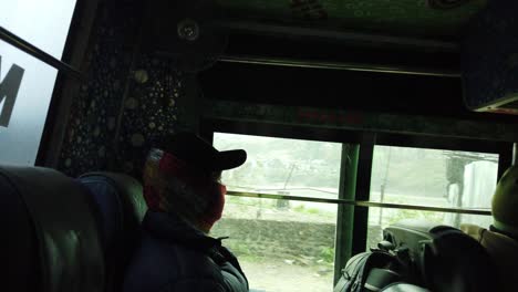 Aufnahme-Aus-Einem-Holprigen-Nepalesischen-Bus,-Der-Tagsüber-In-Nepal-Durch-Die-Himalaya-Straße-Fährt