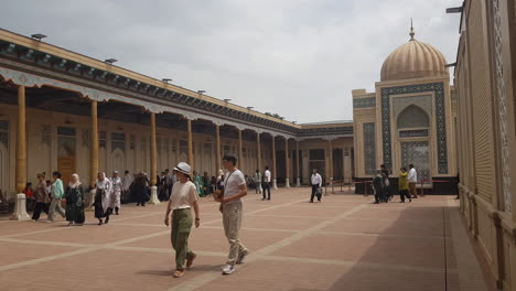 Gente-Después-De-La-Oración-Caminando-Frente-A-La-Mezquita-Hazrat-Khizr-En-Samarcanda,-Uzbekistán.