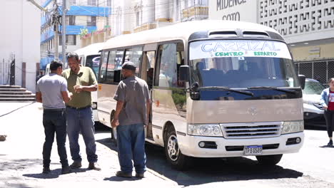 Lateinamerikaner-Zählen-Geld-Auf-Honduras,-Während-Ein-Lieferwagen-Neben-Ihnen-Parkt