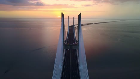 Die-Erstaunliche-Vasco-da-Gama-Brücke-Im-Morgenlicht-Per-Drohne