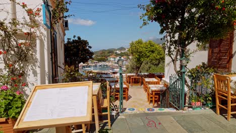 Restaurante-Kas-Con-Vistas-Al-Pequeño-Puerto-En-El-Mediterráneo-Turco
