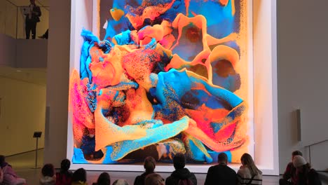 Gran-Arte-Mural-Colorido-En-3D-Admirado-Por-Los-Visitantes-Del-Moma-En-La-Ciudad-De-Nueva-York