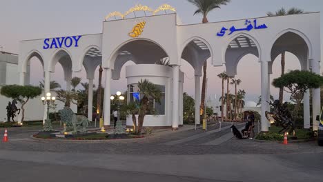 Toma-Panorámica-De-La-Entrada-A-La-Plaza-Soho-En-Sharm-El-Sheikh.