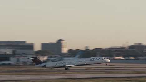 Mittlere-Aufnahme-Eines-Delta-Verkehrsflugzeugs,-Das-Vom-Flughafen-Atlanta-In-Atlanta,-Georgia,-Abhebt