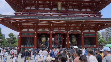 Tourist-at-Senso-ji-temple-in-Tokyo,-Japan