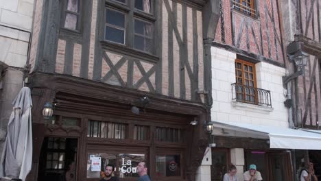 Place-Plumereau-panorama-of-old-carefully-restored-half-timber-buildings,-cafes-and-popular-destination-for-tourists