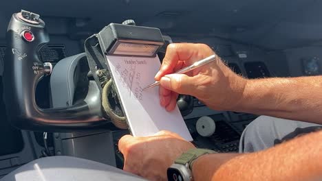 Pilot-Bewältigt-Die-Flugsicherungsfreigabe-Im-Zettelhalter-Mit-Einem-Silbernen-Stift