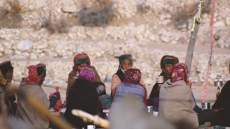 Tibetische-Oder-Buddhistische-Menschen-Beten-Im-Spiti-Tal-Von-Himachal-Pradesh,-Indien