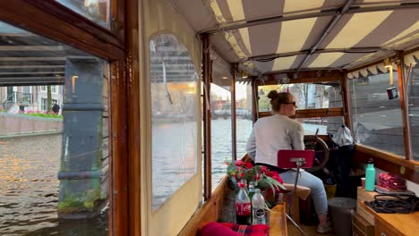 Private-Kanalrundfahrt-Mit-Dem-Boot-Der-Einheimischen-In-Amsterdam