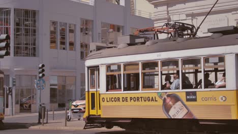 Lissabonner-Straßenbahnen-Fahren-An-Einem-Sommertag-Entlang-Der-Straßenbahnlinie