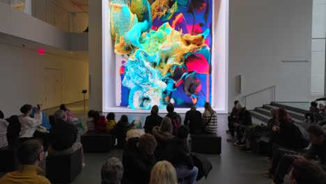 Gran-Arte-Inmersivo-En-3D,-Colorido,-Admirado-Por-Los-Visitantes-Del-Moma-En-La-Ciudad-De-Nueva-York